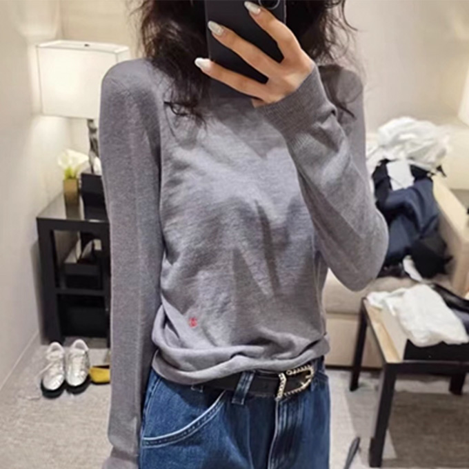 chanel tiny red logo crew neck fine knit long sleeve sweater